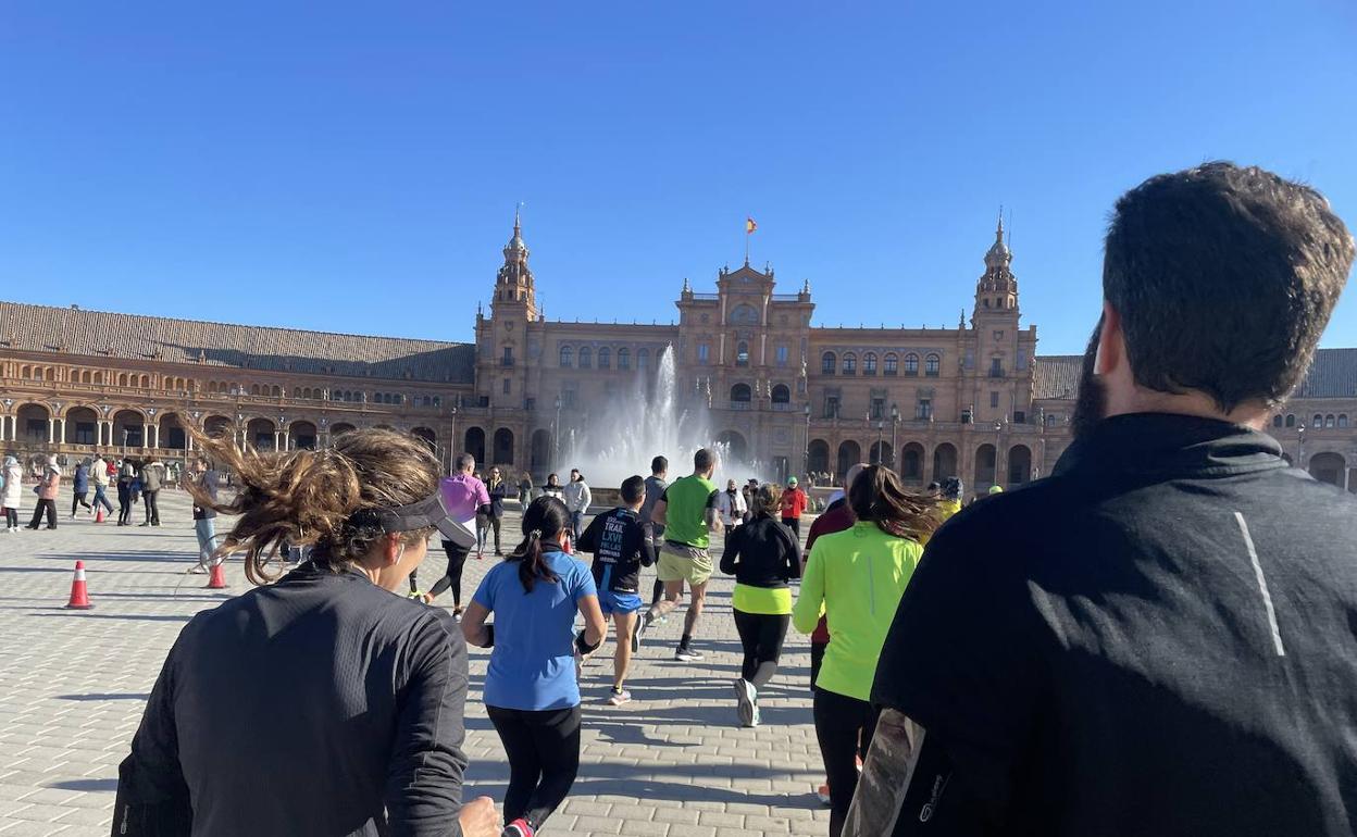 El paso por la plaza de España, con la cercanía de la meta, es sin duda uno de los atractivos de la carrera. 