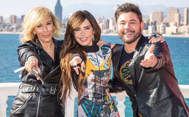 La presentadora del Benidorm Fest 2023, María Eizaguirre, la cantante Gloria Trevi, y el cantante Miguel Poveda, durante la rueda de prensa de este jueves.