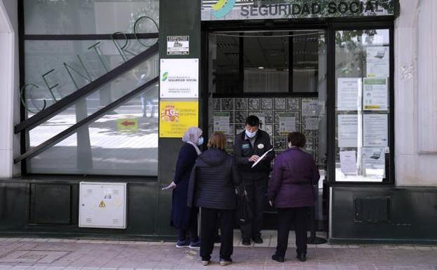 Ciudadanos ante una oficina de la Seguridad Social.