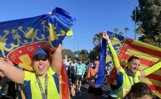 Imagen principal - Patri e Isamar, mis compañeras de carrera, le pusieron el colorido a la zona post meta con las Senyeras, igual que Óscar. Entonces ya habíamos olvidado el tramo de empedrado. Teníamos nuestra medalla de 'finisher'. 