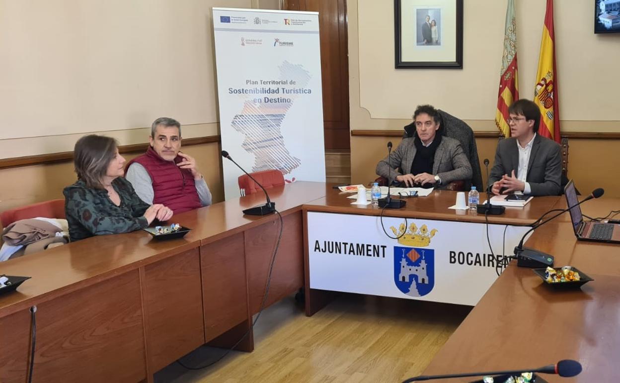 Momento de la reunión en el Ayuntamiento de Bocairent. 