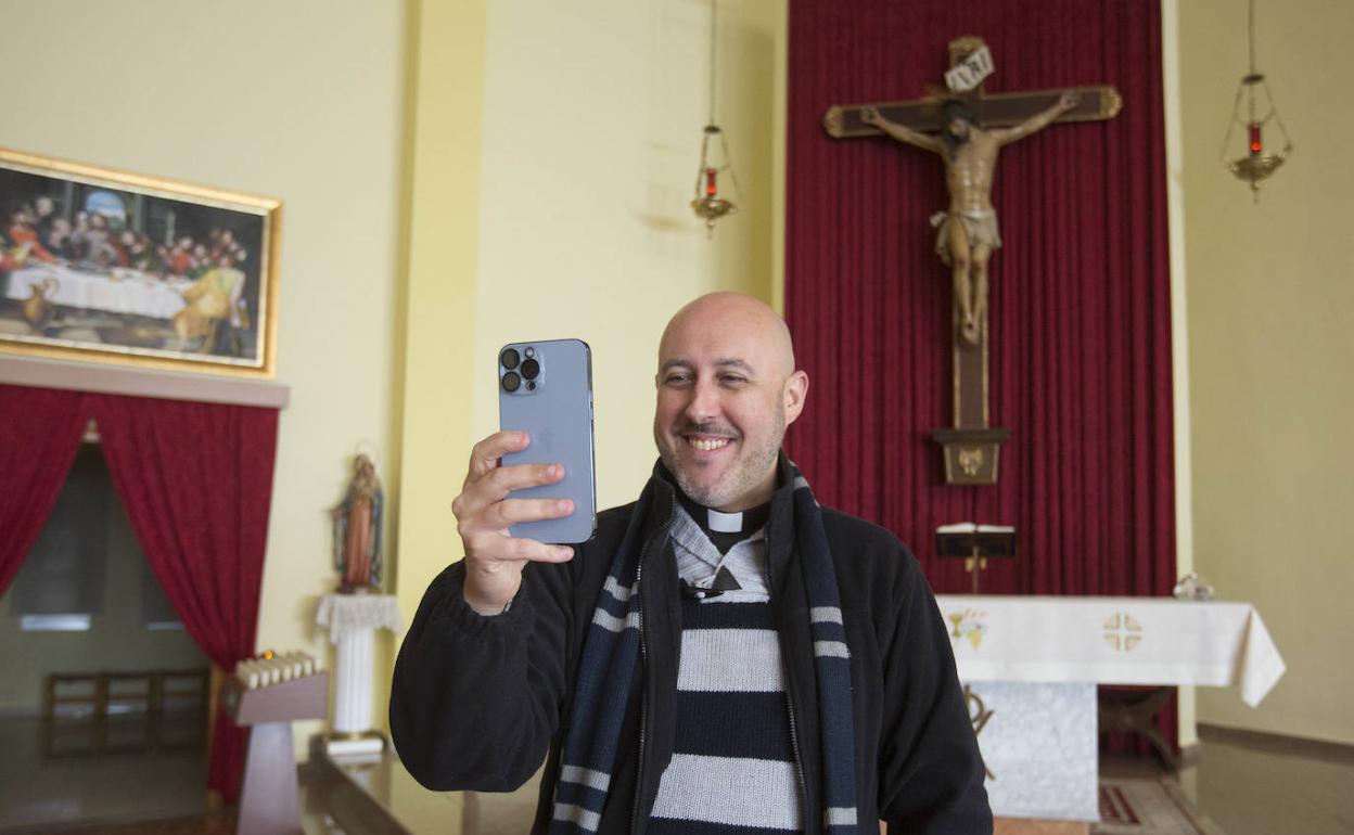 Salvador Aguado, en su parroquia de la Santa Fe, en Alfafar.