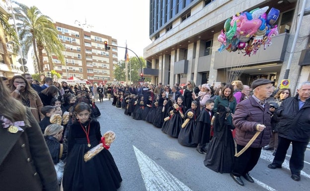 Imagen principal - Los clavarios, la degustación del rossejat y el gaiato gigante. 