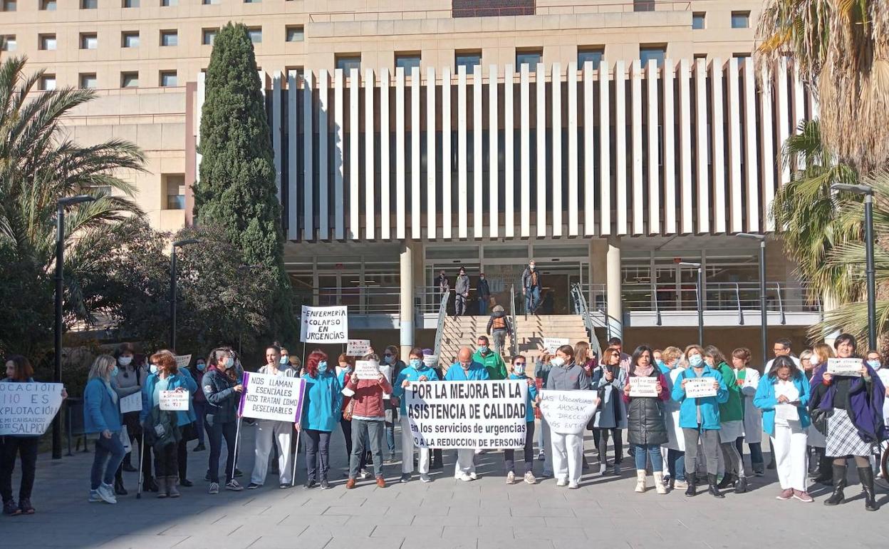 Profesionales en la concentración frente al hospital Doctor Peset de Valencia.