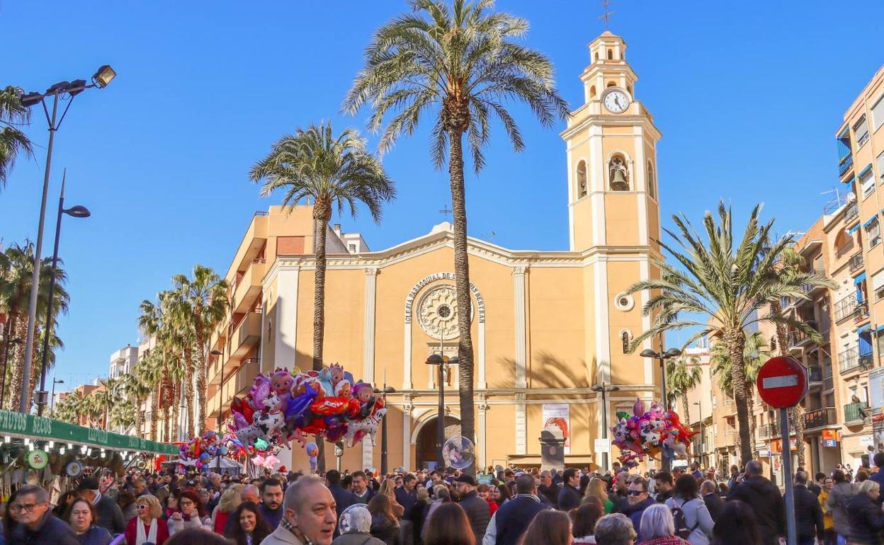 Multitud de vecinos y visitantes llenan la calle de la ermita. 