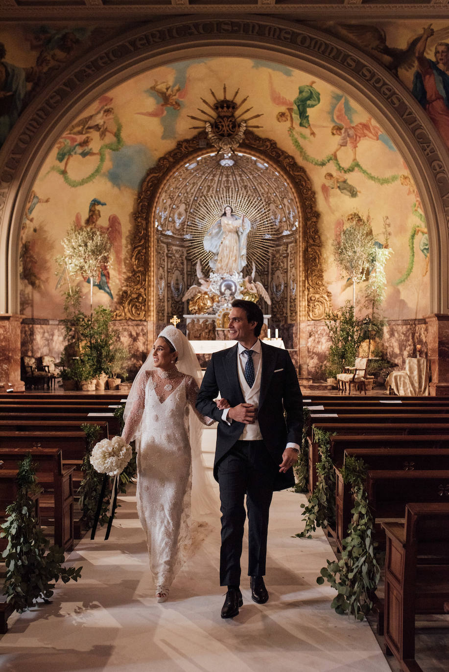 Rocío Alamar y Jaime Vázquez, después de contraer matrimonio en la capilla del colegio La Salle.