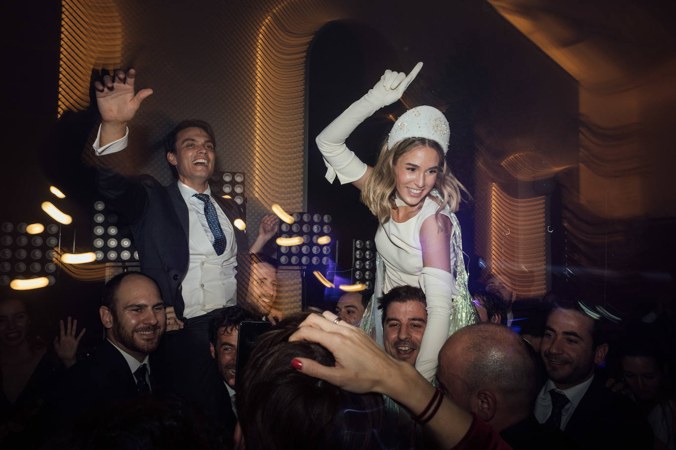 Los novios, en la fiesta posterior a la celebración, disfrutando del momento con amigos.