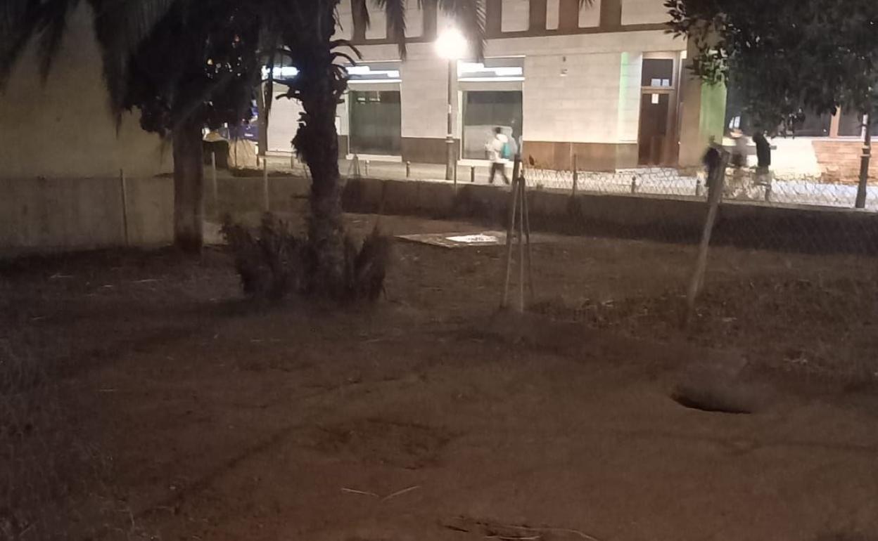 El abandono de un 'pipicán' en los Jardines del Hospital cabrea a los vecinos
