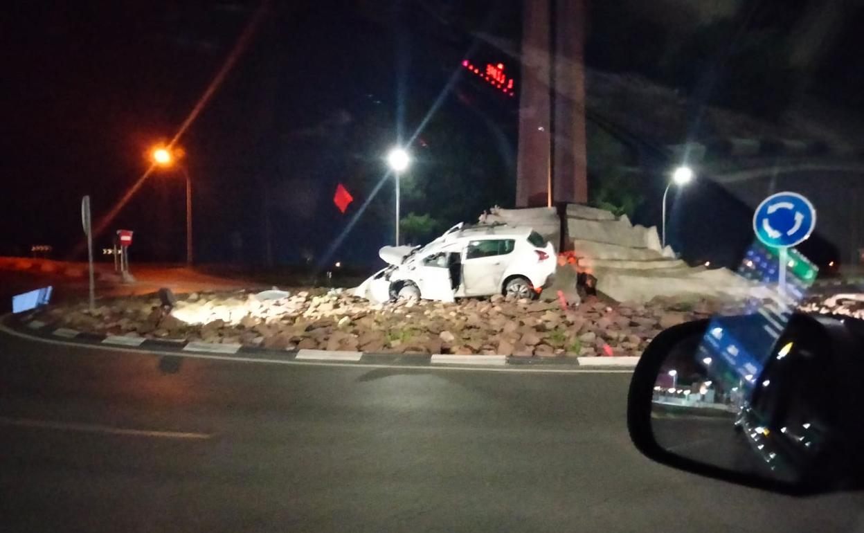 El vehículo siniestrado, con severos daños a causa del impacto contra la base del monumento de la rotonda. 