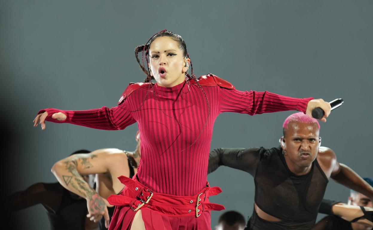 Rosalía bailando en uno de sus conciertos durante la gira 'Motomami'