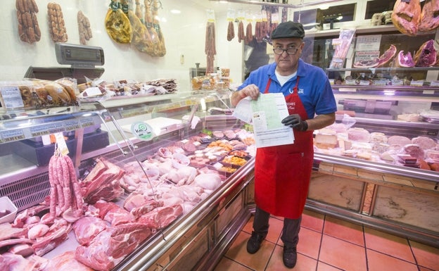 Paco Escobar lleva 30 años al frente del negocio tradiconal. 