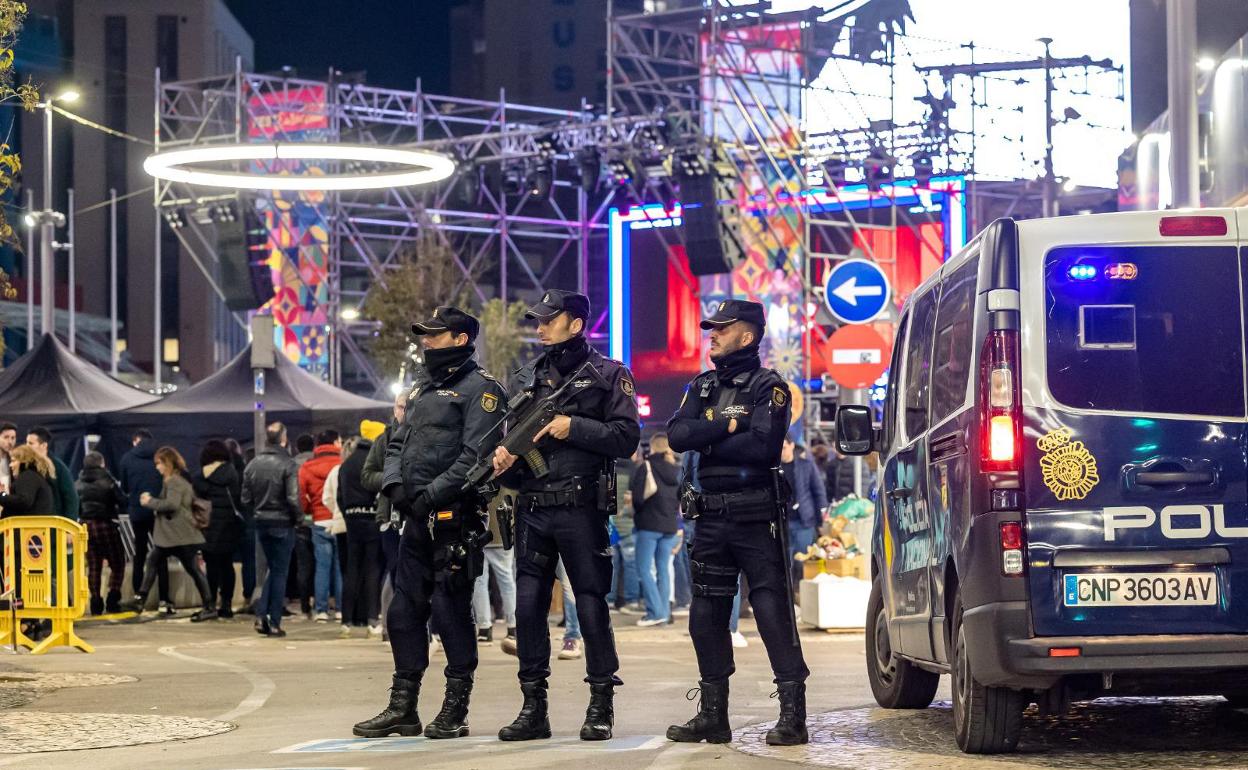 Agentes de la Policía Nacional blindan uno de los accesos al festival. 