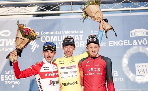 Podio final de la Volta, integrado por Rui Costa, Tao Hart y Ciccone. 