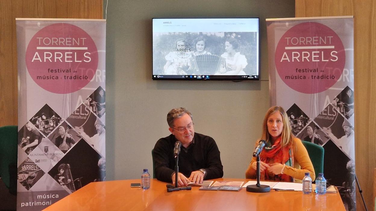 La concejala, Susi Ferrer, y el organizador, Carles Magraner, presentan el festival. 