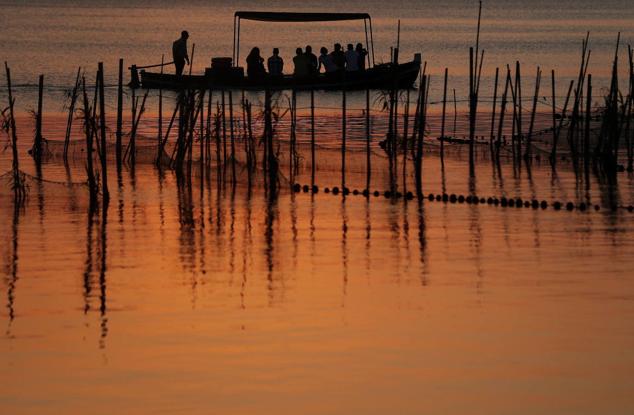 Valencia. Puesta de sol sobre la Albufera. Booking destaca este humedal declarado Parque Natural en 1986. La web considera, además de su visita, ver de forma «obligatoria» el atardecer en pareja.