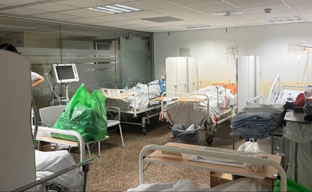 Pacientes en Observación del hospital Clínico a la espera de contar con habitación, la pasada semana. 