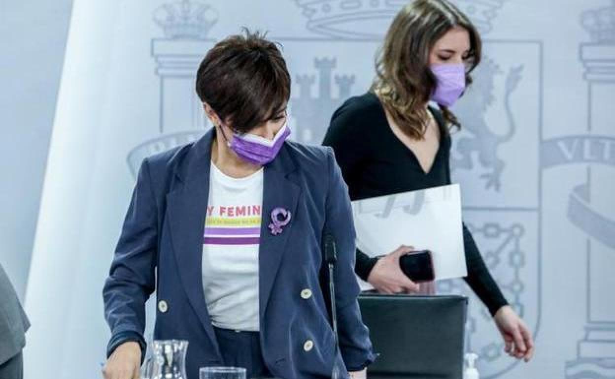 La portavoz del Gobierno, Isabel Rodríguez, junto a la ministra de Igualdad, Irene Montero