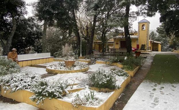 La nieve cubre Castellón y cuaja a una hora de Valencia