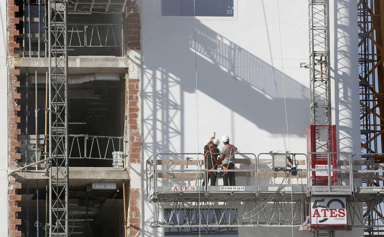 Un edificio en obras, en la zona de Moreras. 