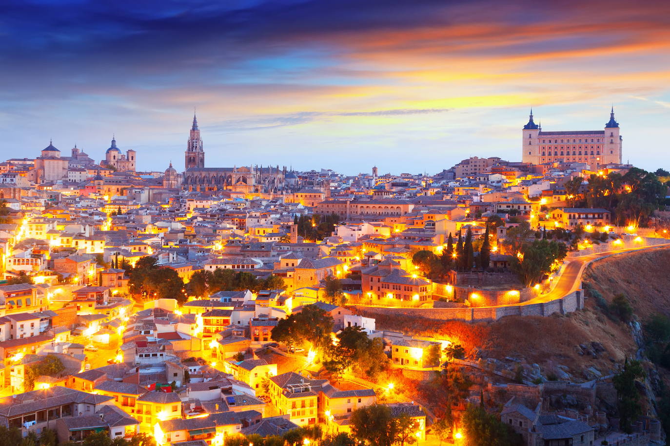 Toledo. Booking también propone disfrutar de un romántico día en Toledo, «una ciudad para disfrutarla caminando». De día se pueden visitar sus monumentos más famosos como la catedral, el alcázar o la muralla y disfrutar de 'la ciudad de las tres culturas' considerada como una de las ciudades más bonitas de España y por ello es de las más visitadas.