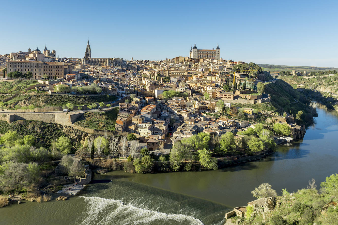 Toledo. Booking también propone disfrutar de un romántico día en Toledo, «una ciudad para disfrutarla caminando». De día se pueden visitar sus monumentos más famosos como la catedral, el alcázar o la muralla y disfrutar de 'la ciudad de las tres culturas' considerada como una de las ciudades más bonitas de España y por ello es de las más visitadas.