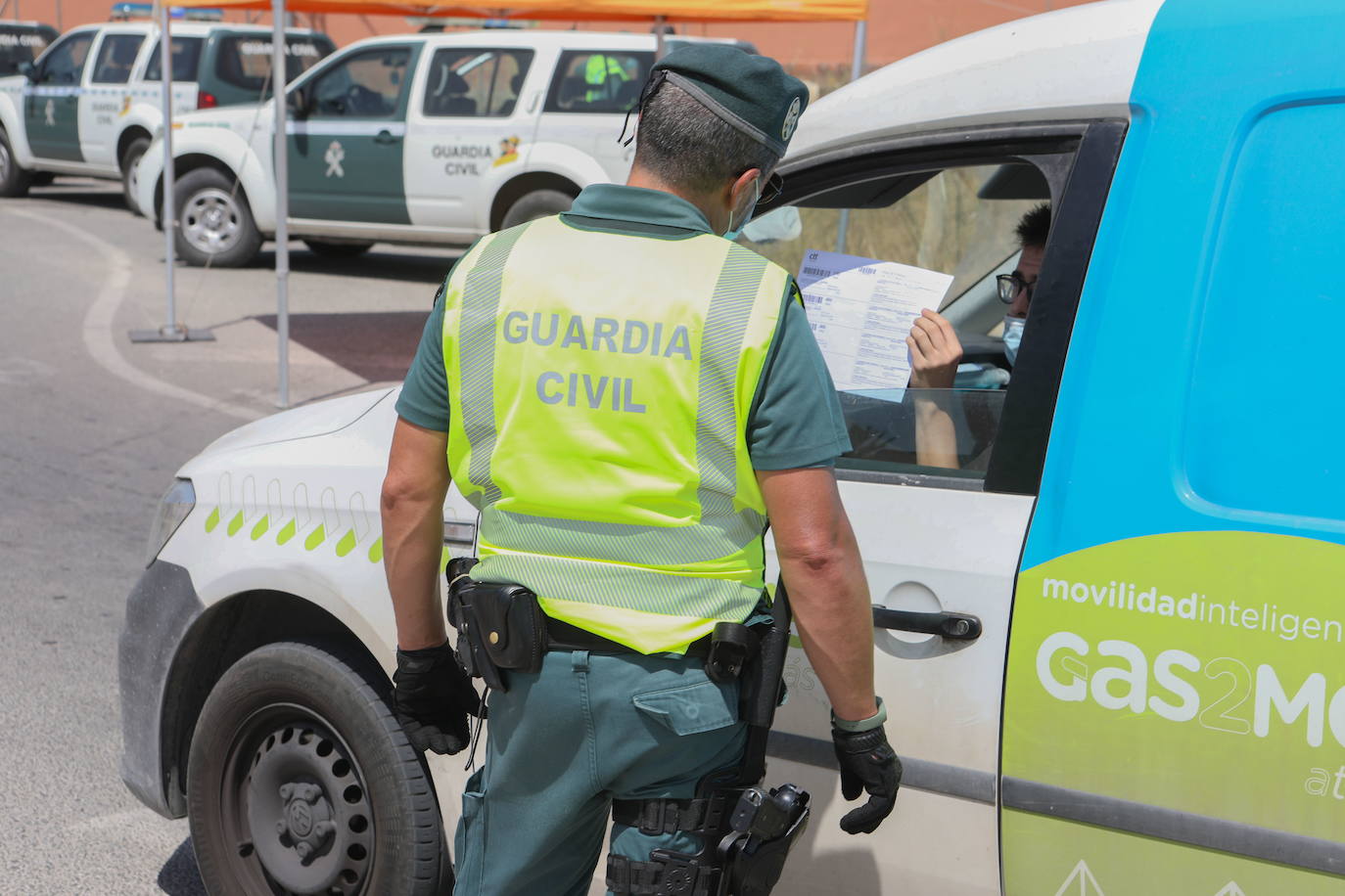 Un agente de la Guardia Civil da el alto a un vehículo.