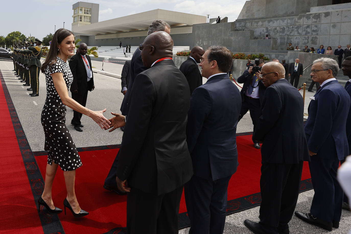 Fotos: El favorecedor look rosa con el que la reina Letizia aterriza en Angola