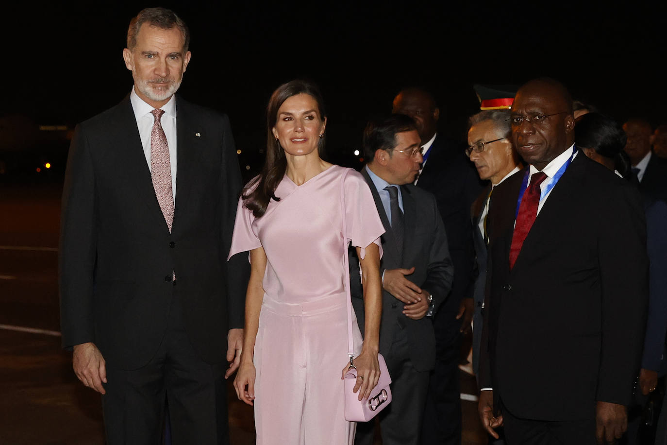 Fotos: El favorecedor look rosa con el que la reina Letizia aterriza en Angola