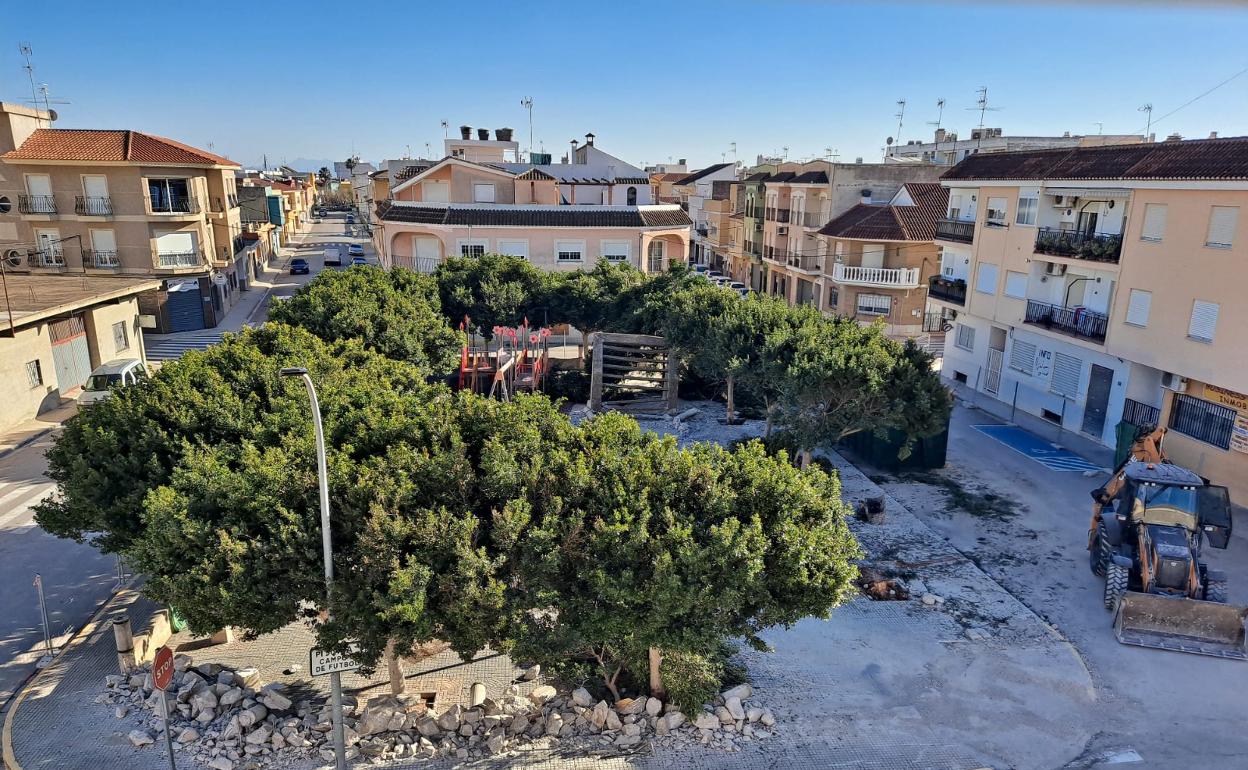 Obras en la plaza de la Comunitat Valenciana de Llombai. 