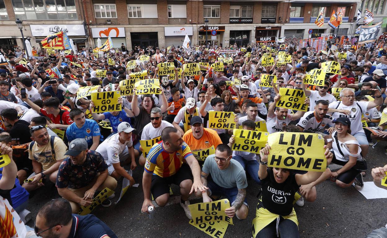 Aficionados, en la puerta de Mestalla.