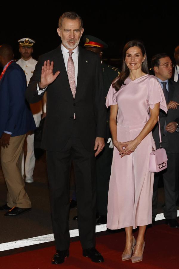 Fotos: El favorecedor look rosa con el que la reina Letizia aterriza en Angola