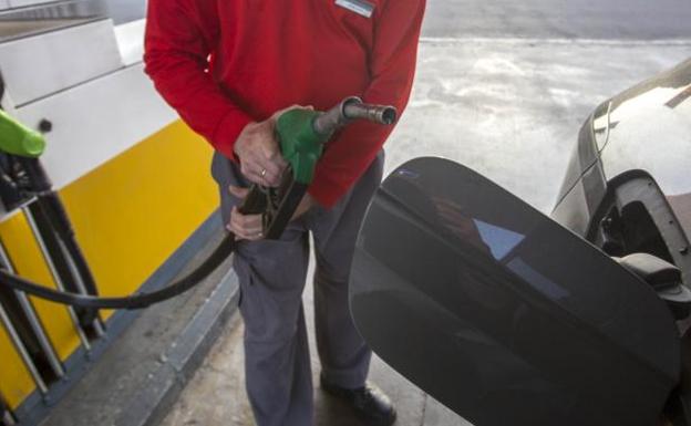 El precio del diésel da un vuelco al de la gasolina