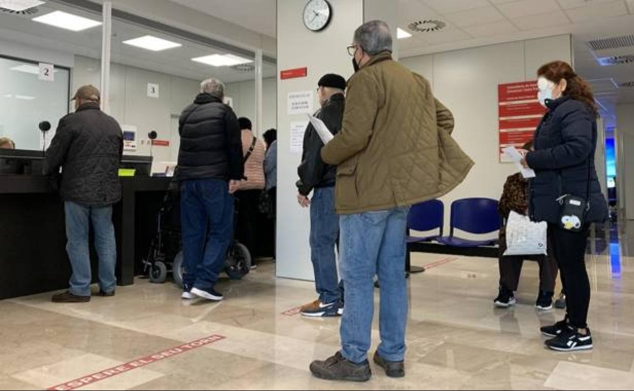 Pacientes en un centro de salud valenciano. 