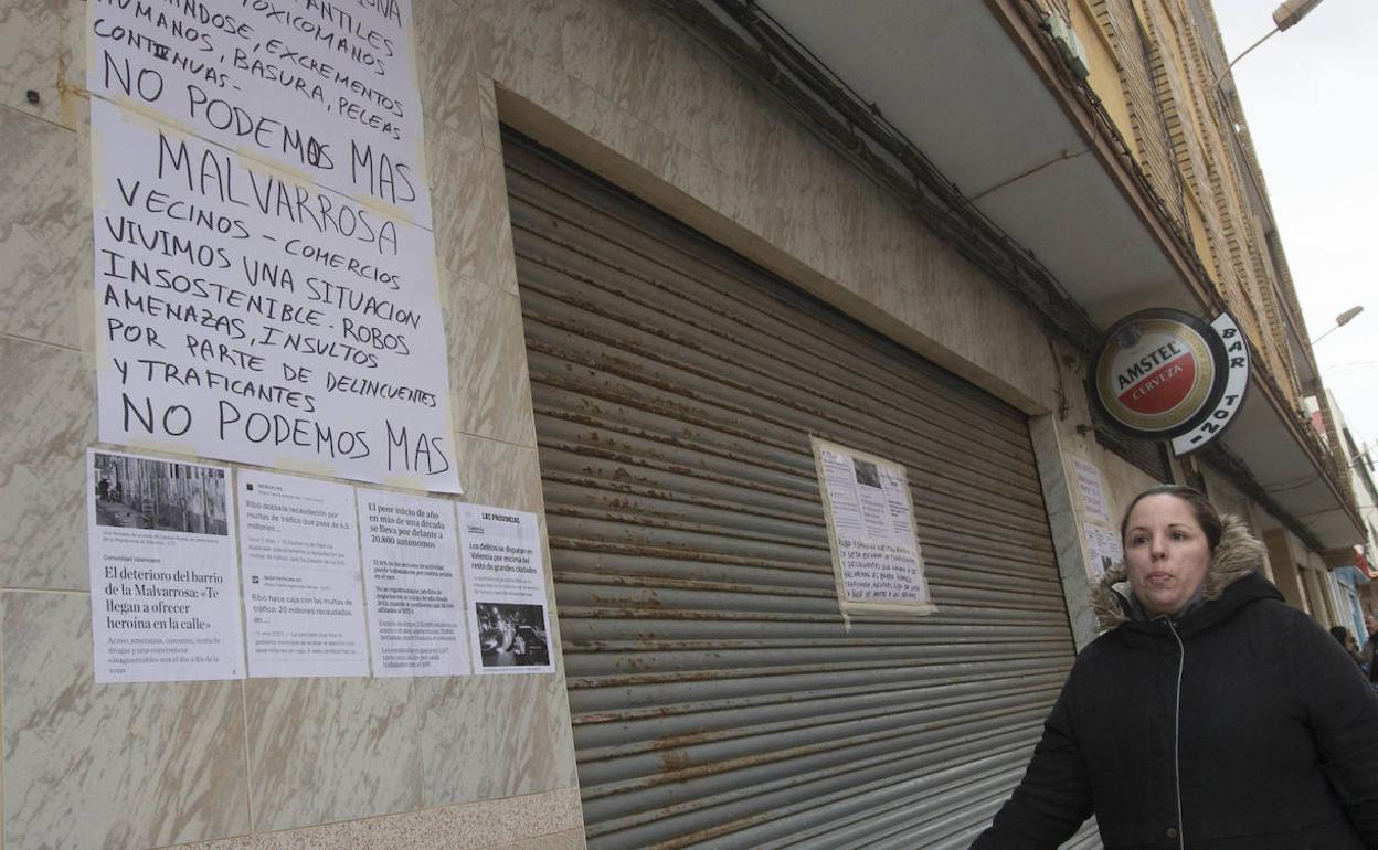 Carteles de protesta en un comercio de la Malvarrosa donde reventaron la persiana el pasado viernes. 