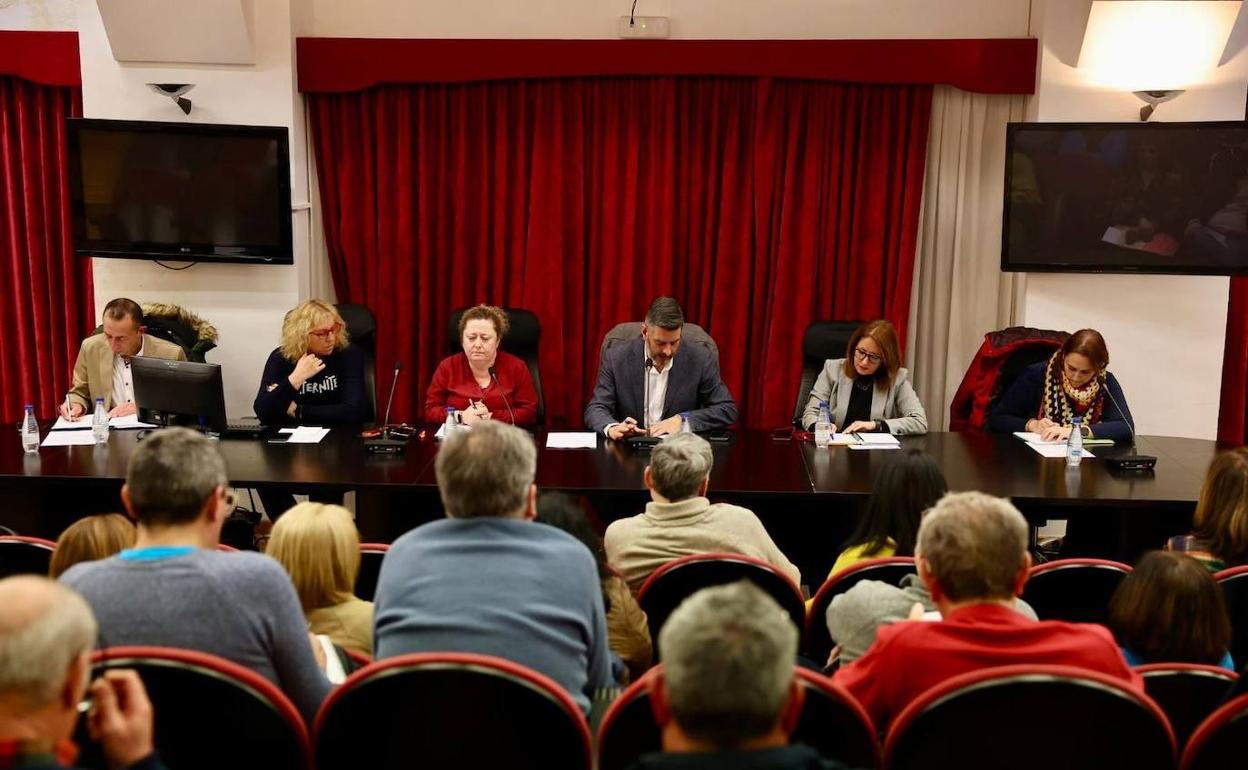 Despedida del edil Carlos Galiana y su directiva, en el pleno celebrado este martes. 