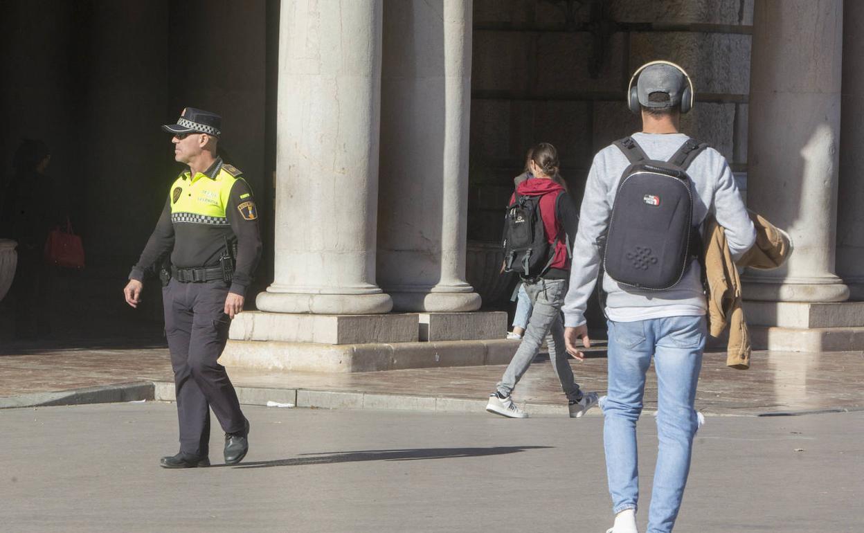 Un policía local, en la plaza del Ayuntamiento de Valencia.