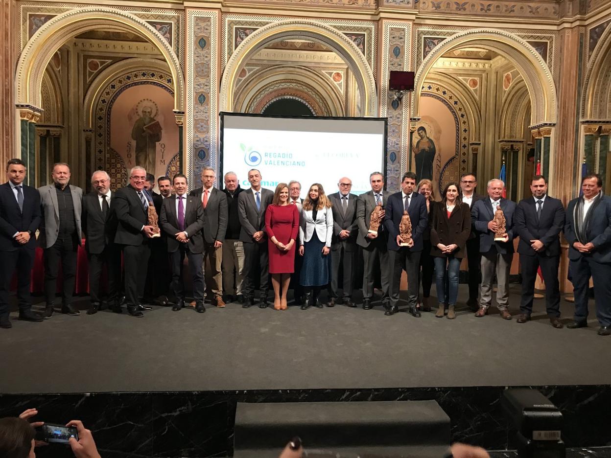 Foto de familia de los premiados. 