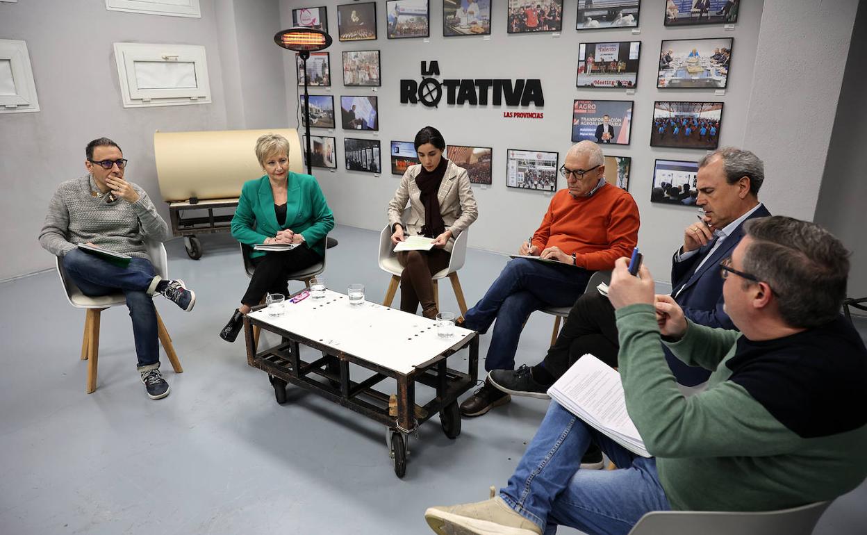 Carlos Buchó, secretario autonómico Acción Sindical de Satse Comunidad Valenciana; María Amparo García Layunta, directora general de Asistencia Sanitaria de la Conselleria de Sanidad; Laura Almudéver, presidenta del Colegio de Enfermería de Valencia; Jesús Gil, vicesecretario general del Sindicato Médico de la Comunitat (CESM-CV); Fernándo Móner, presidente de Avacu, y Daniel Guindo, redactor de LAS PROVINCIAS, en un momento del debate. 