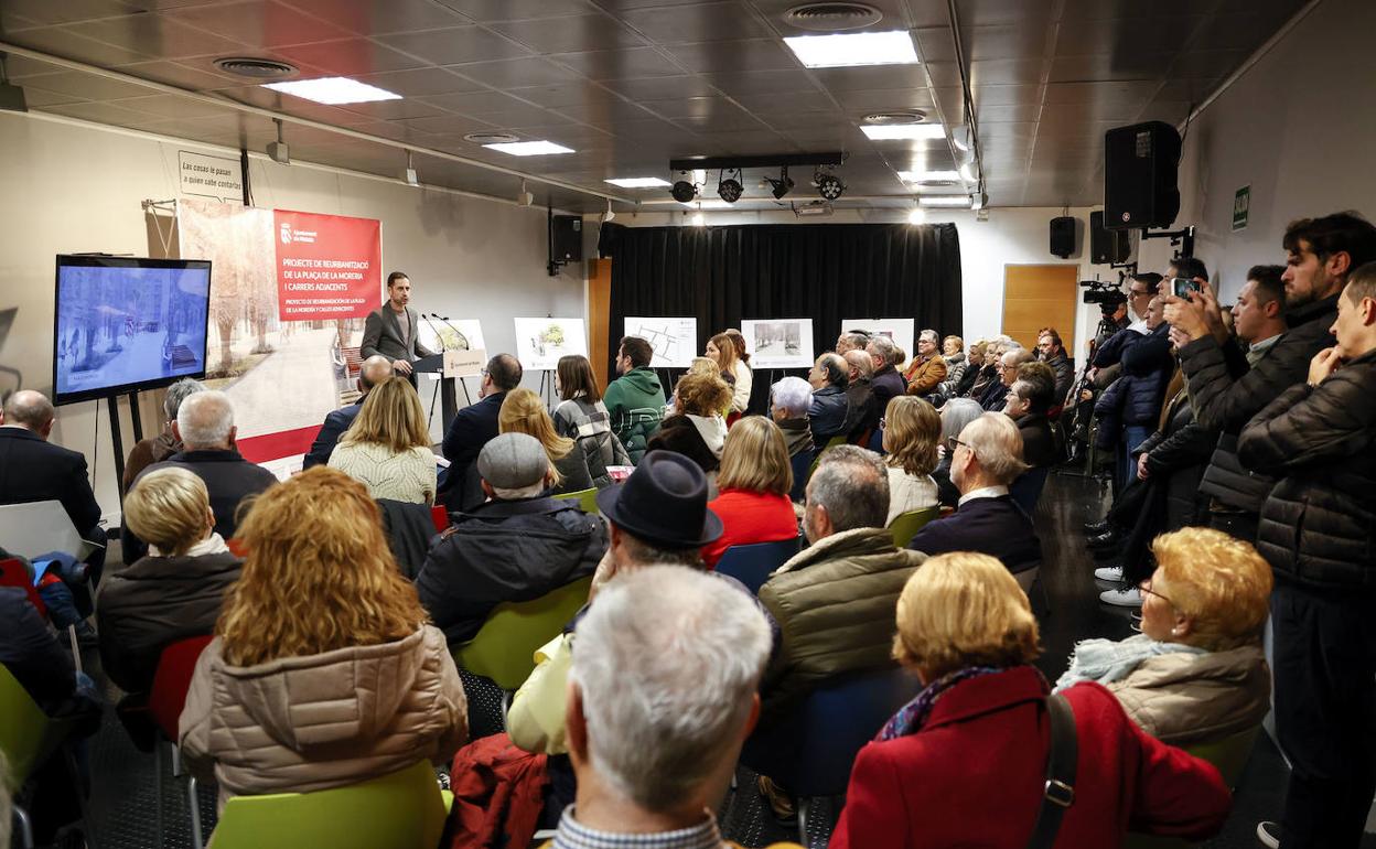 El alcalde, Bielsa, presenta el proyecto ante los vecinos. 