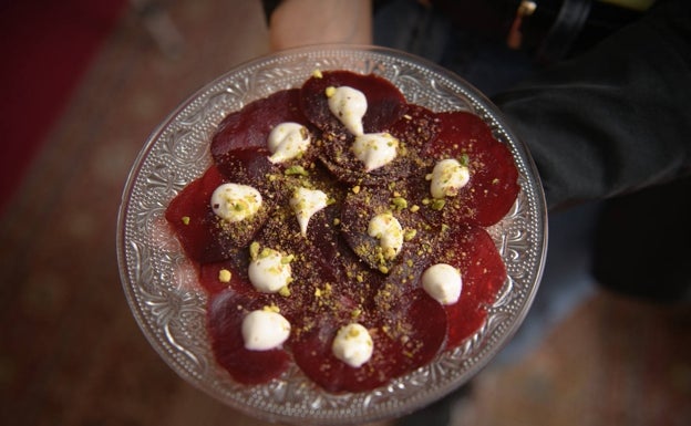 Carpaccio de remolacha y pastel de queso de Kukla. 