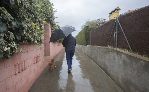 Callejuela entre dos chalés. Los ladrones pasan de una vivienda a otra para no ser vistos. 