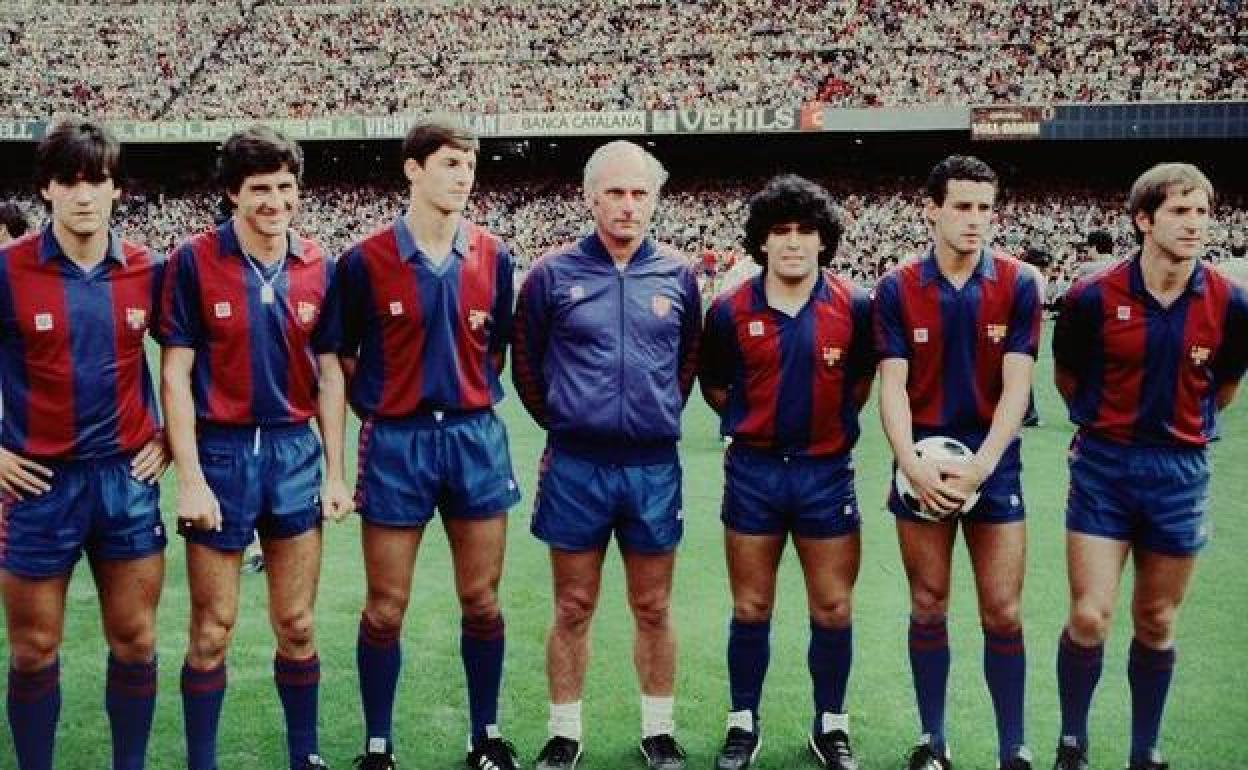 Foto de plantilla del Barça 83-83, en la que aparecen Marcos Alonso (i) y Maradona (3d)