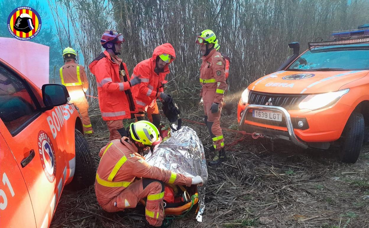 Momentos del rescate de la mujer por  los efectivos de Bomberos. 