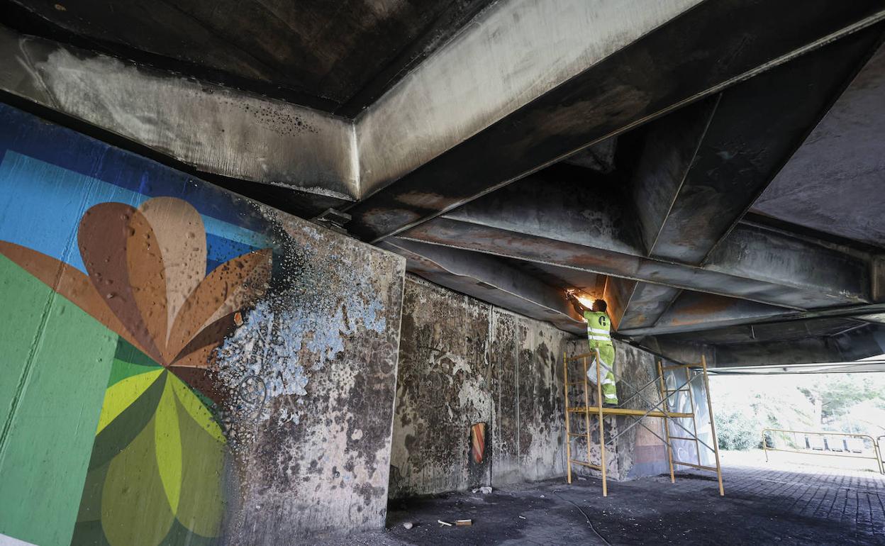 Técnicos inspeccionando la zona afectada del Puente de las Flores. 