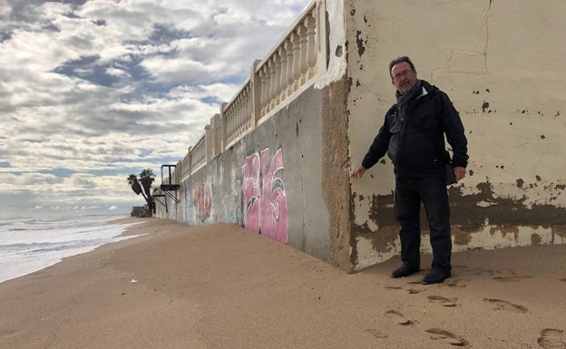 Una vecino de Tavernes, en una playa sin apenas arena. 