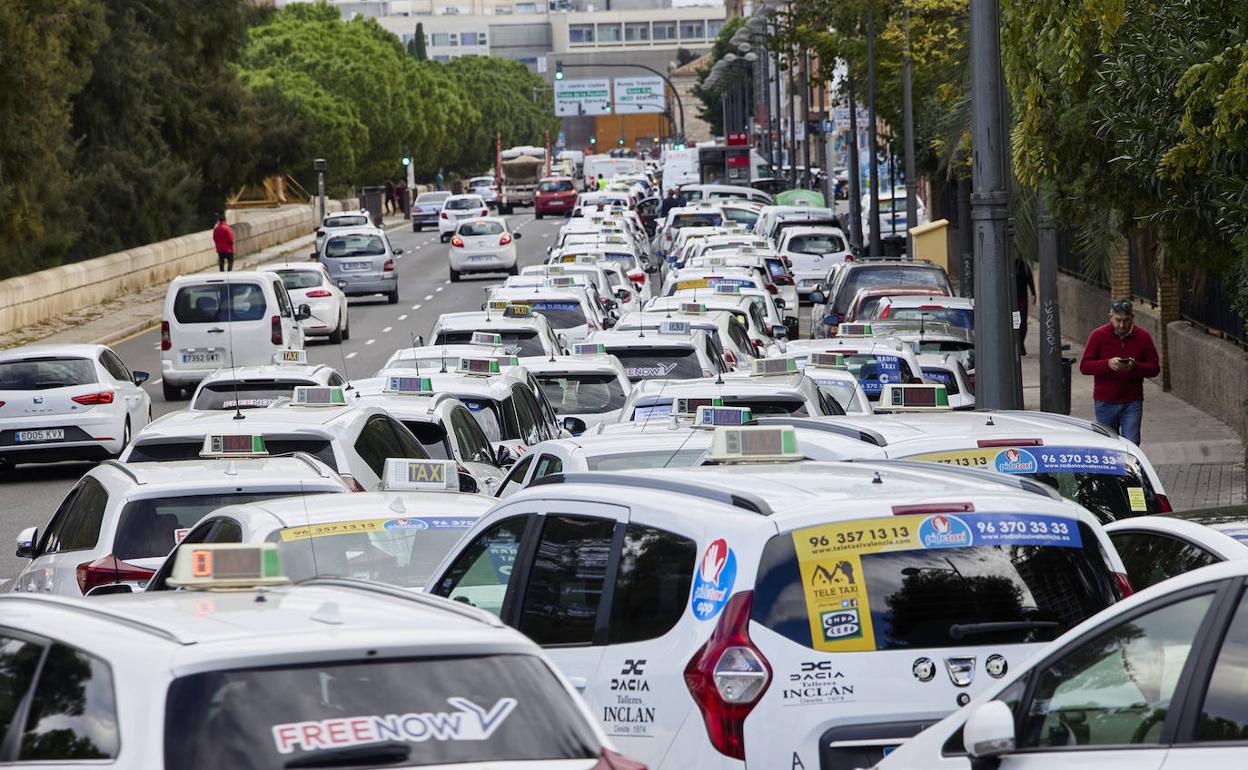 Concentración de taxis reclamando mejoras. 