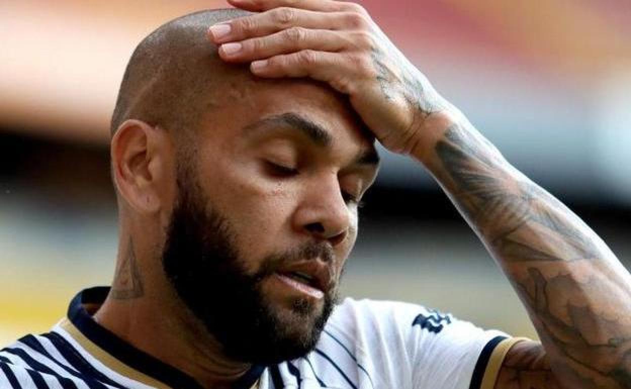 Dani Alves, durante un partido con Pumas