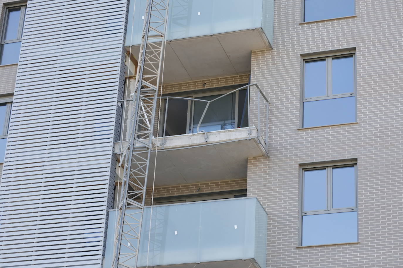 Fotos: Un trabajador muere al caer desde la séptima planta de un edificio en construcción en Valencia