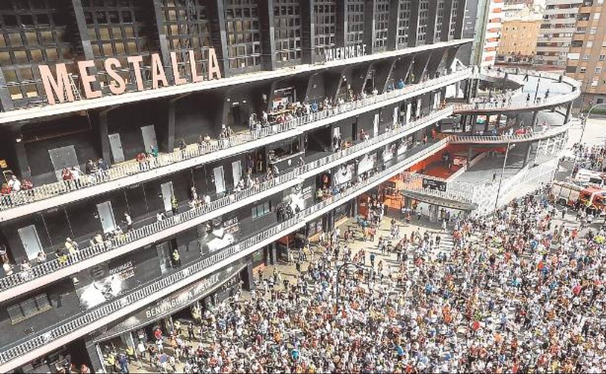 Miles de personas protestan contra Lim en los aledaños de Mestalla. 