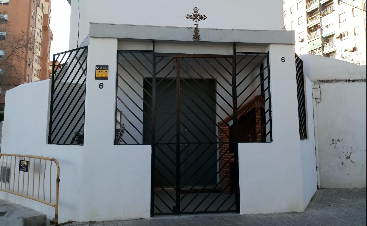 La ermita, con la verja que la cierra y la barbacoa instalada en la entrada. 